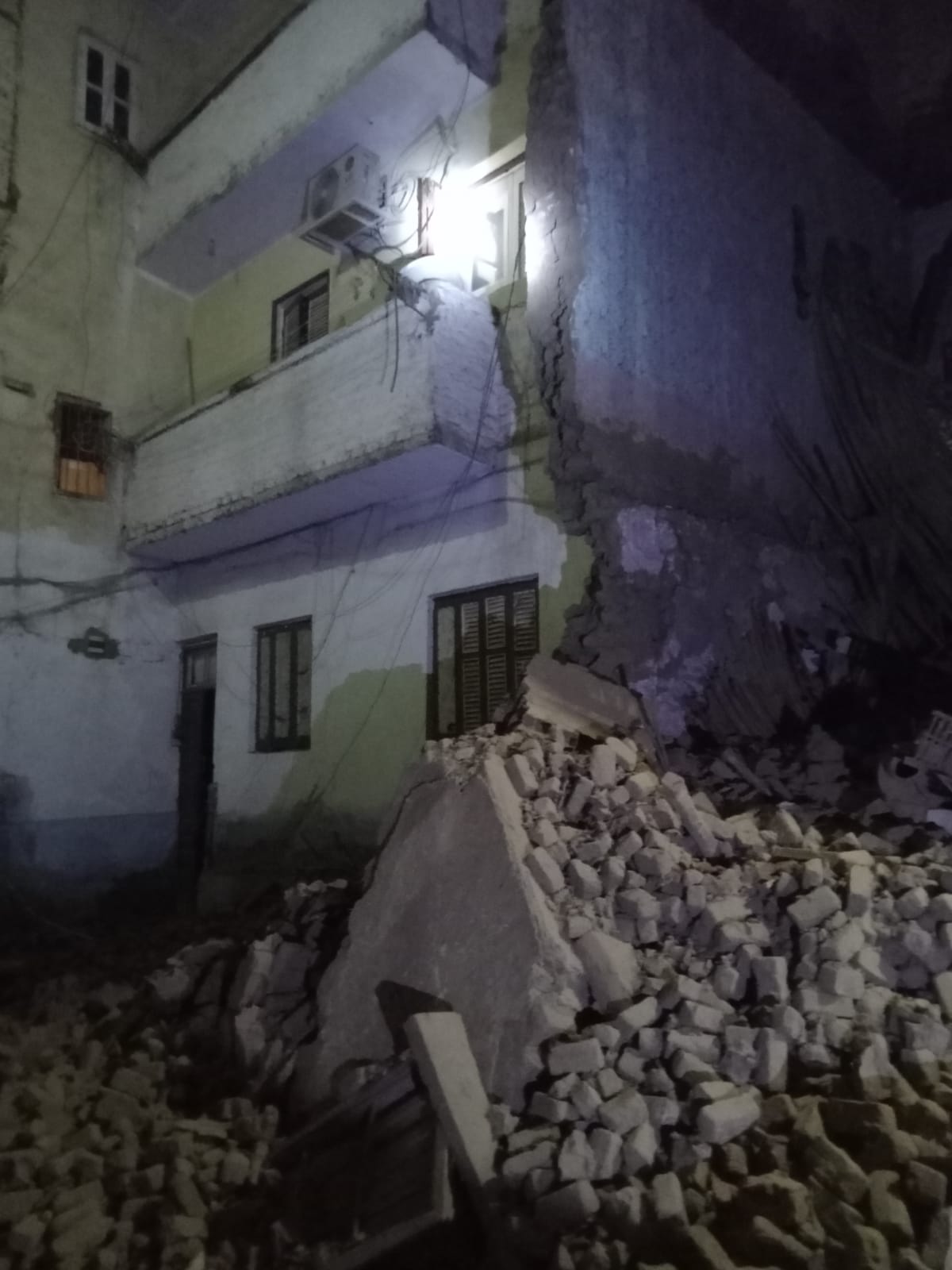 الجزء المنهار من المنزل الجزء المنهار من المنزل