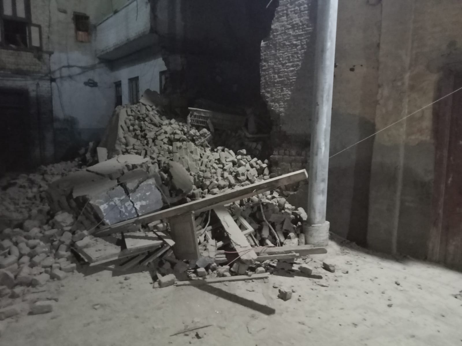 بقايا المنزل المنهار بقايا المنزل المنهار