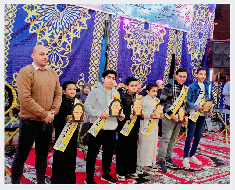 القماش مع الفائزين في حفظة القرآن الكريم