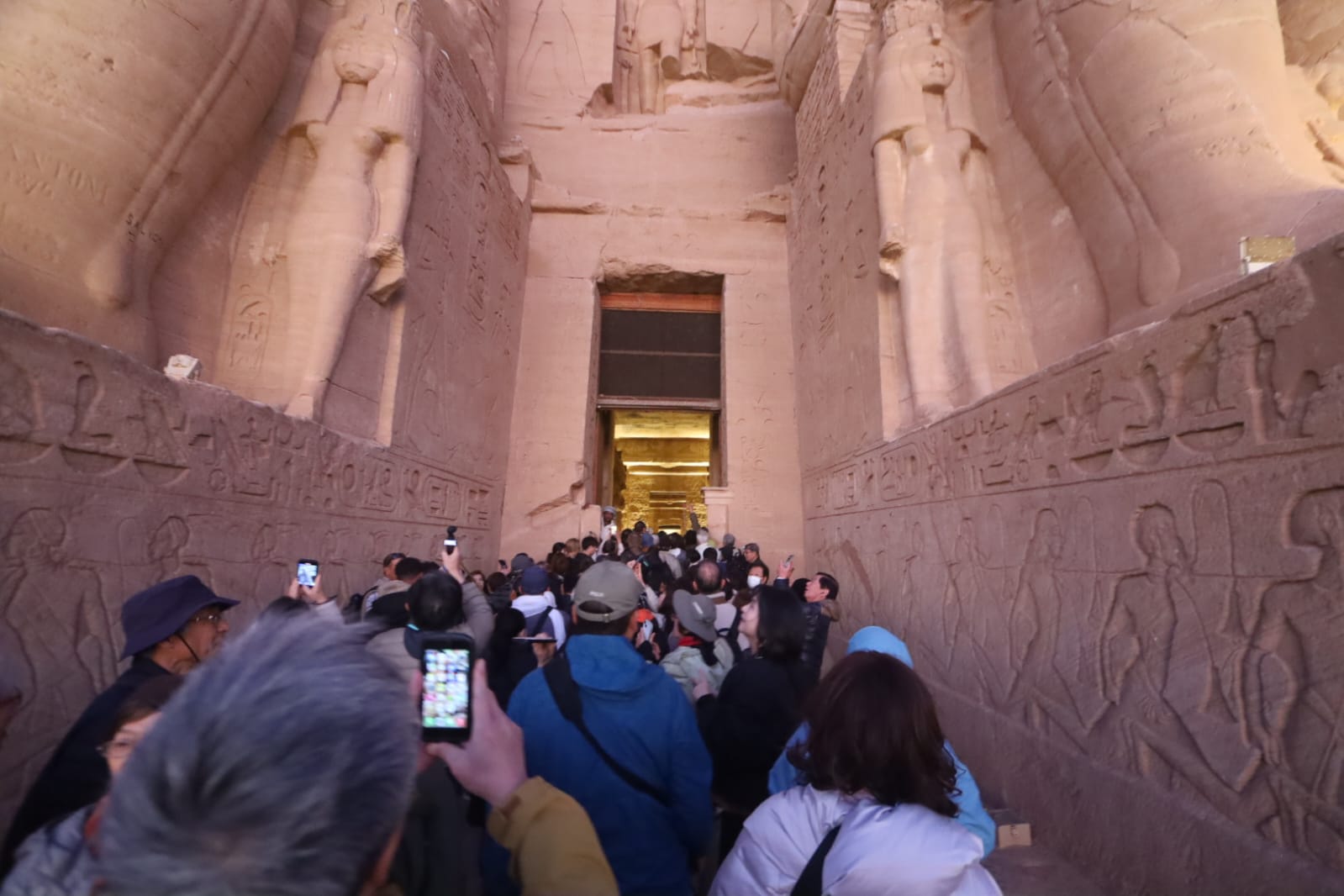 توافد حركة السياحة على معبد أبوسمبل