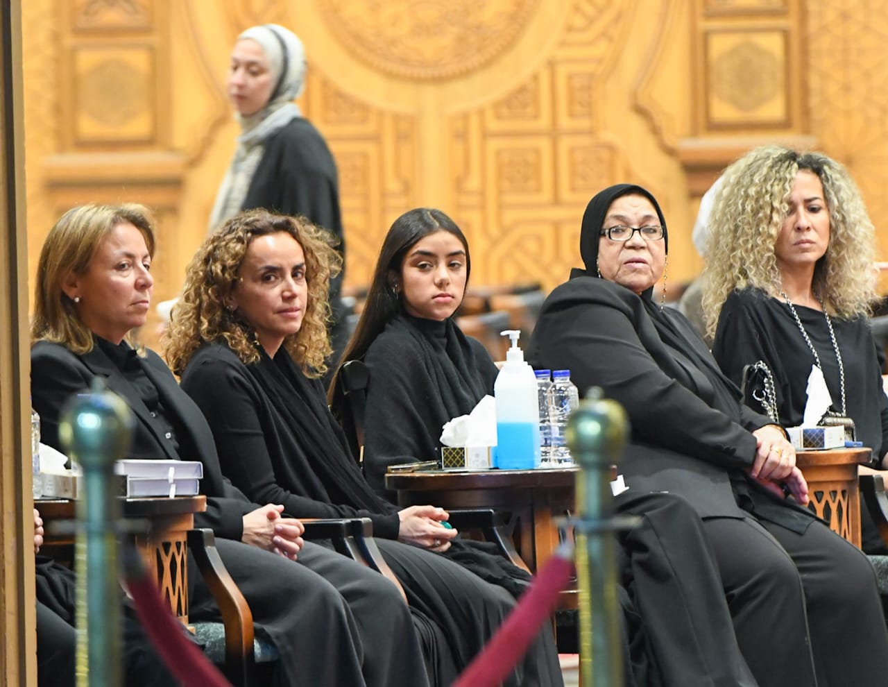 علا رشدى فى عزاء والدها