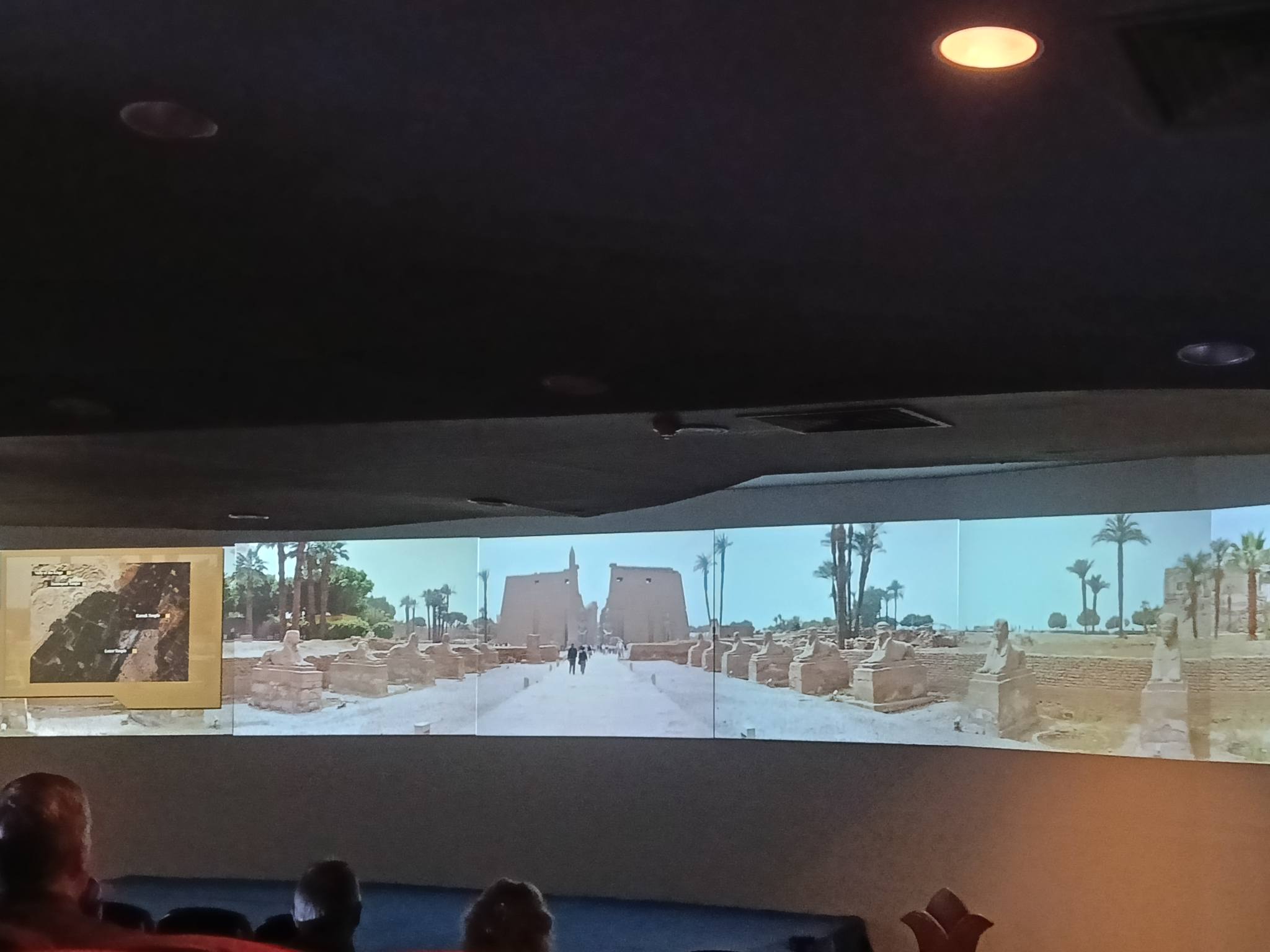 عروض للسائحين من حول العالم في قاعة الكالتشوراما بمكتبة مصر العامة