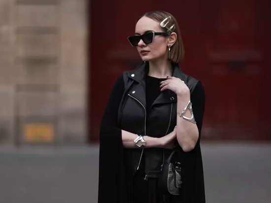 الاكسسوارات الفضية مع إطلالة باللون الأسود