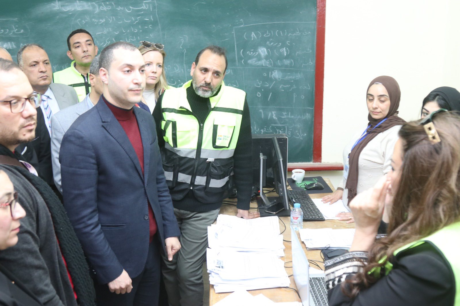 اجراء الكشف الطبي على المرضى