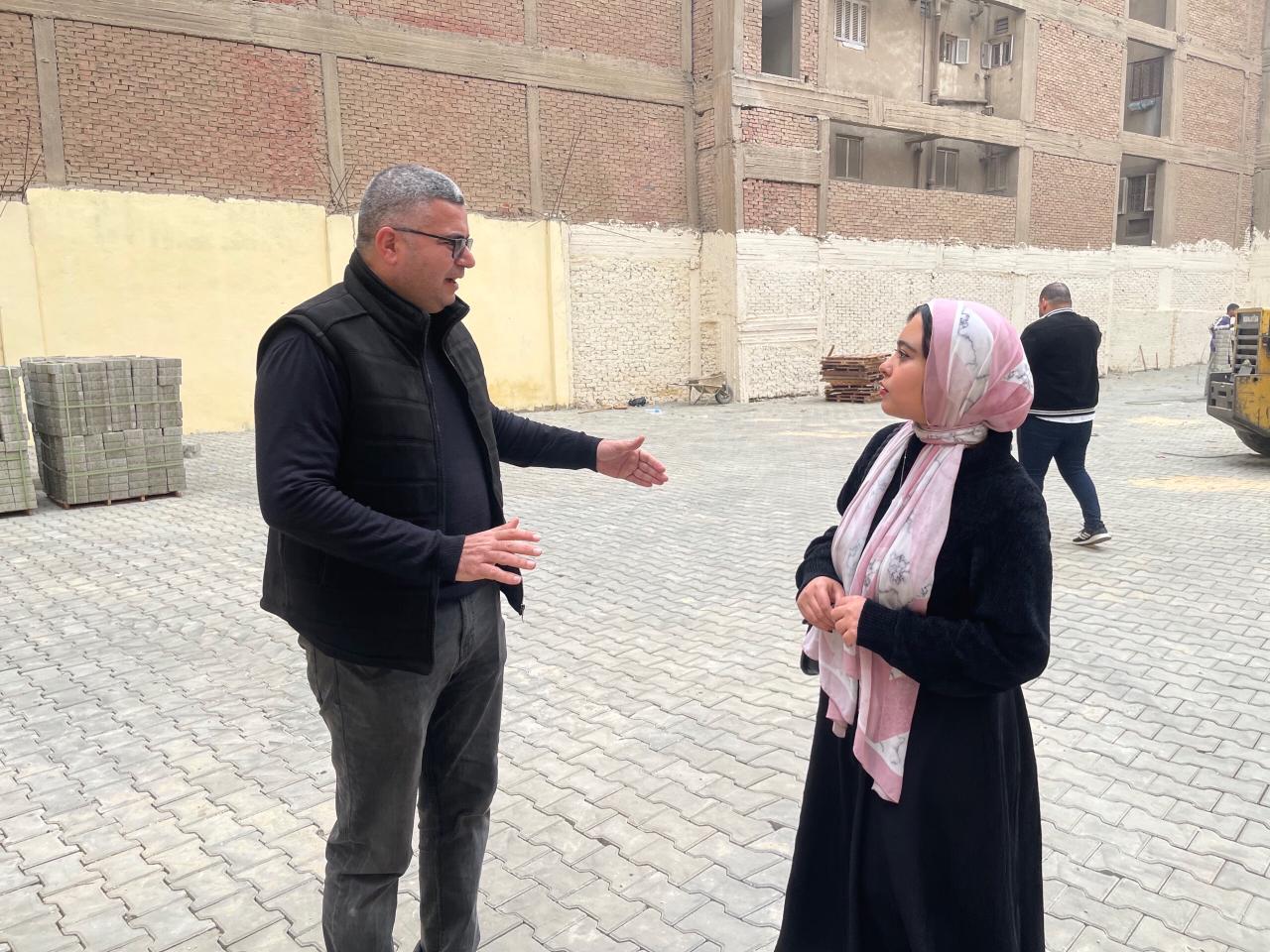 رئيس حى الطالبية مع محررة اليوم السابع