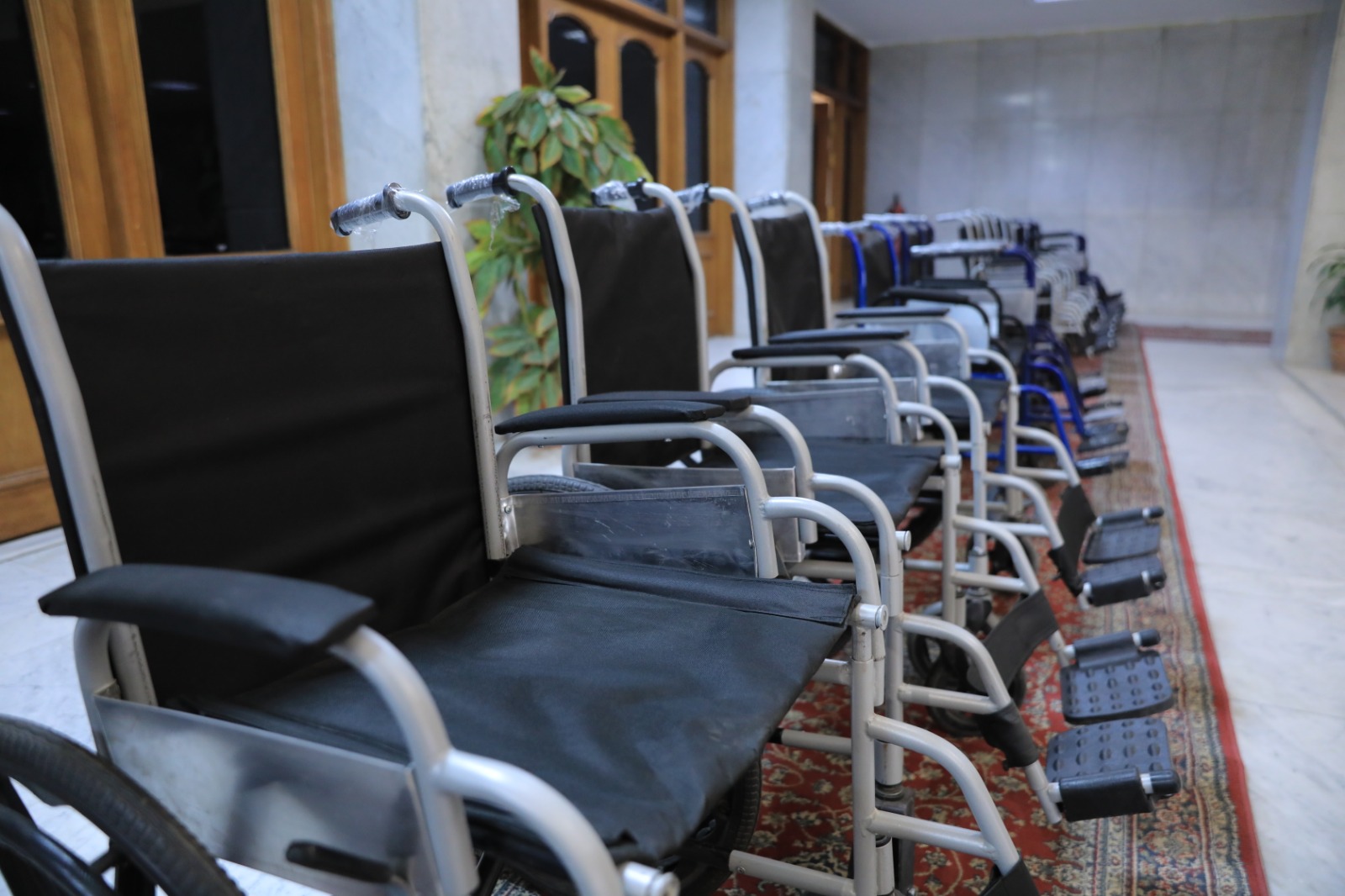 تسليم كراسي متحركة لمحافظ أسيوط (2)