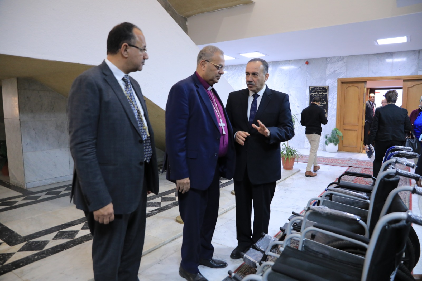 تسليم كراسي متحركة لمحافظ أسيوط (1)