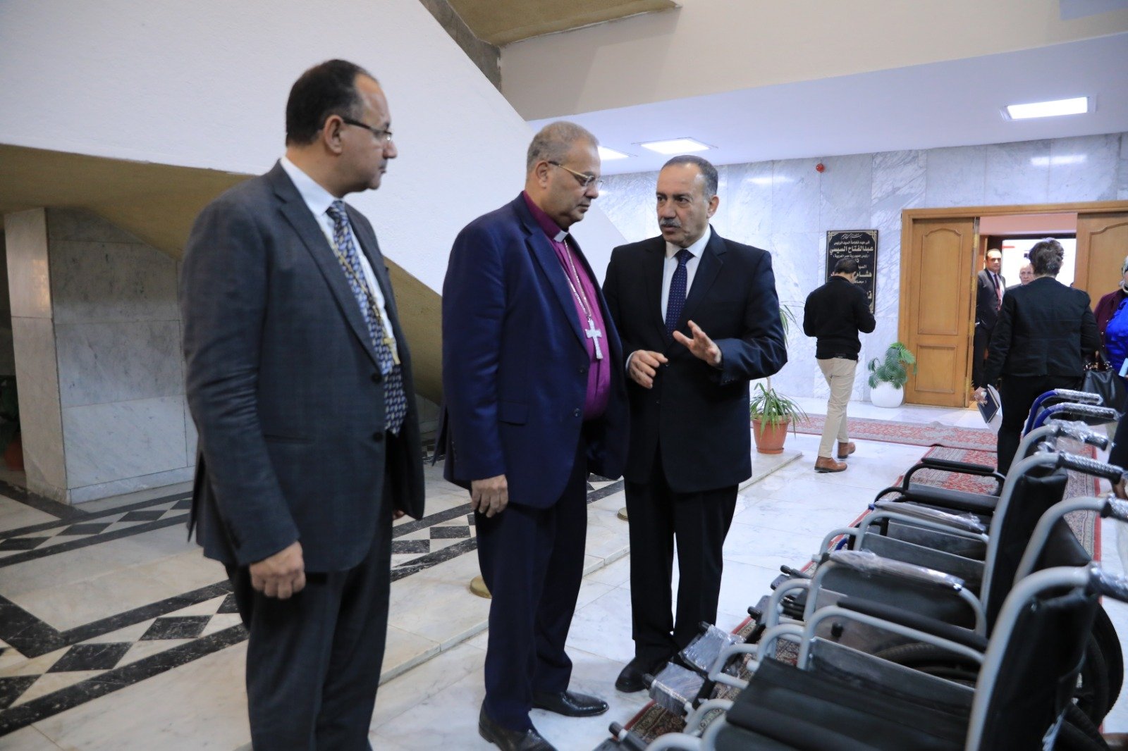 تسليم كراسي متحركة لمحافظ أسيوط (1)