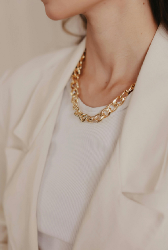 تناسق  المجوهرات الذهبية مع اللون الكريمي