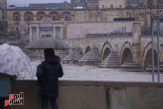 نظر الناس إلى نهر الوادي الكبير في قرطبة