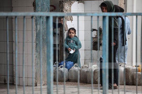 أطفال نازحين داخل مدارس الإيواء