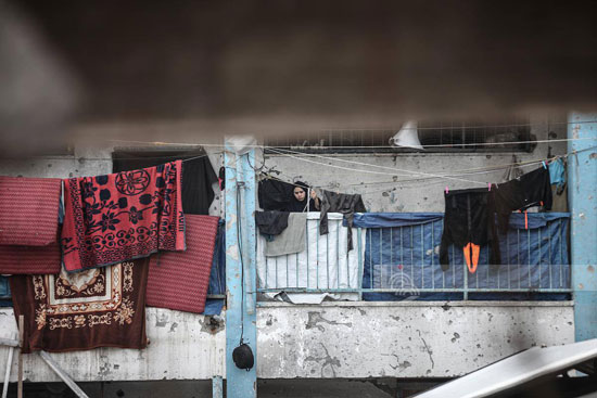 تكدس النازحين داخل مدارس الإيواء بمخيم البريج تكدس النازحين داخل مدارس الإيواء بمخيم البريج