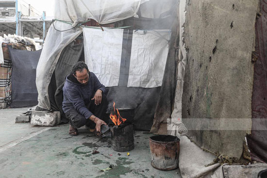 إشعال النار لطهى الطعام إشعال النار لطهى الطعام