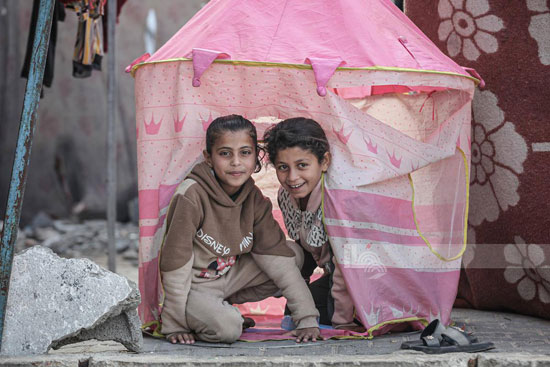 أطفال وسط خيام ممزقة أطفال وسط خيام ممزقة