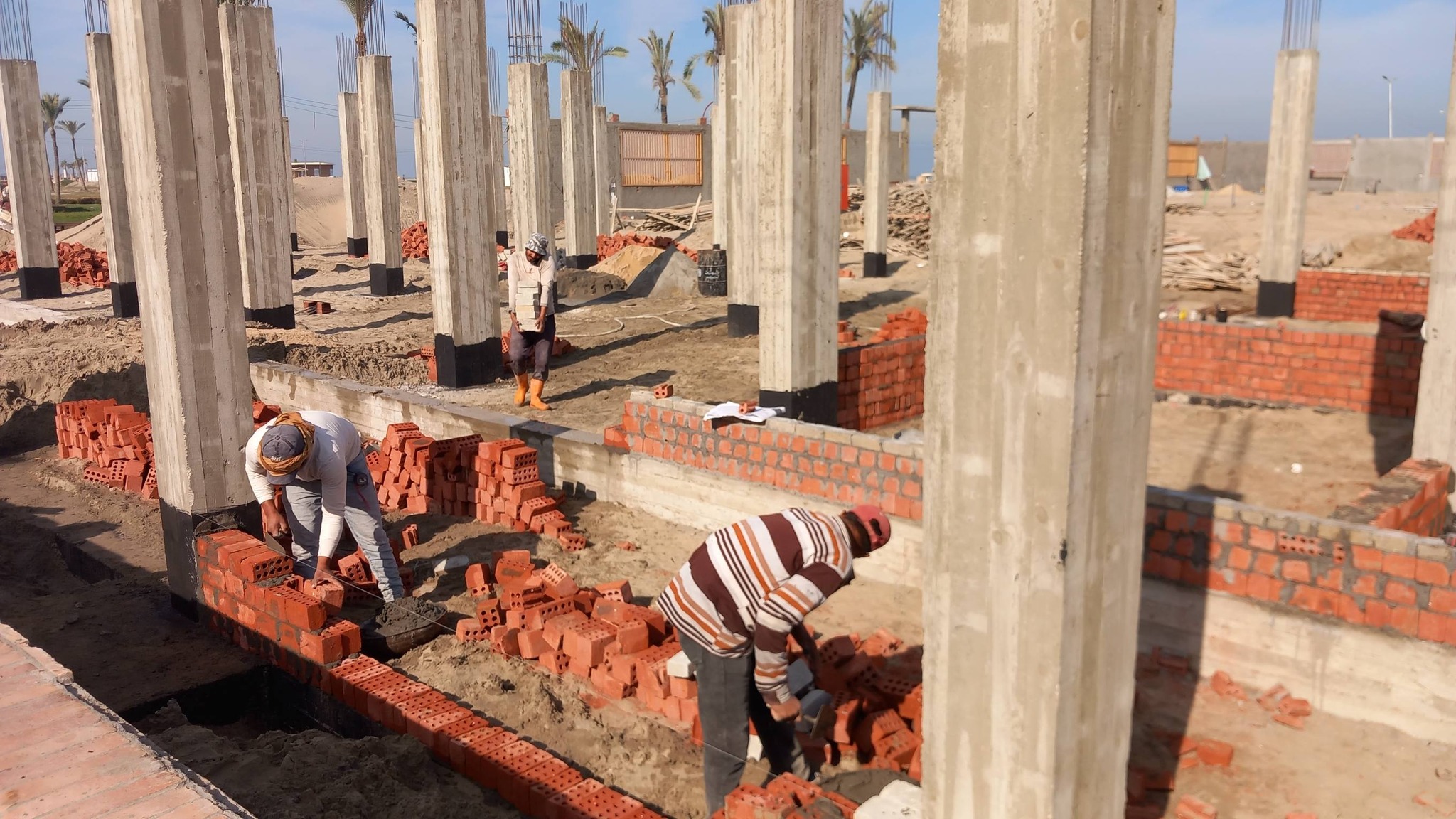 الأعمال الجارية في إنشاء أكوا بارك بشاطئ النرجس الأعمال الجارية في إنشاء أكوا بارك بشاطئ النرجس