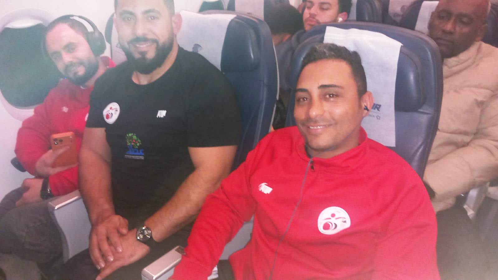 ركاب الطائرة القادمة من الكويت يحتفلون بمنتخب السلة على الكراسي المتحركة (5)