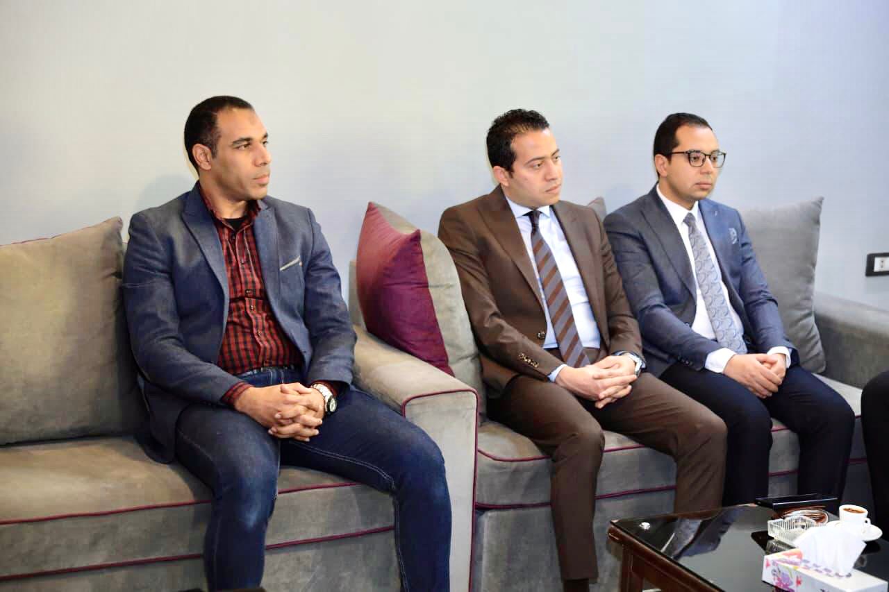 نائب محافظ سوهاج يهنئ مجلس ادراة نادى مستشارى النيابة الادراية الجديد بسوهاج (2)