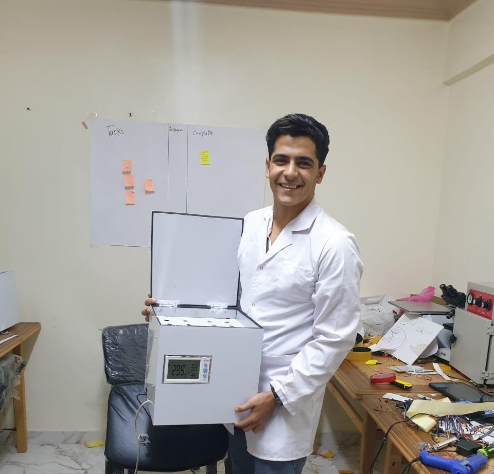 الشاب والجهاز