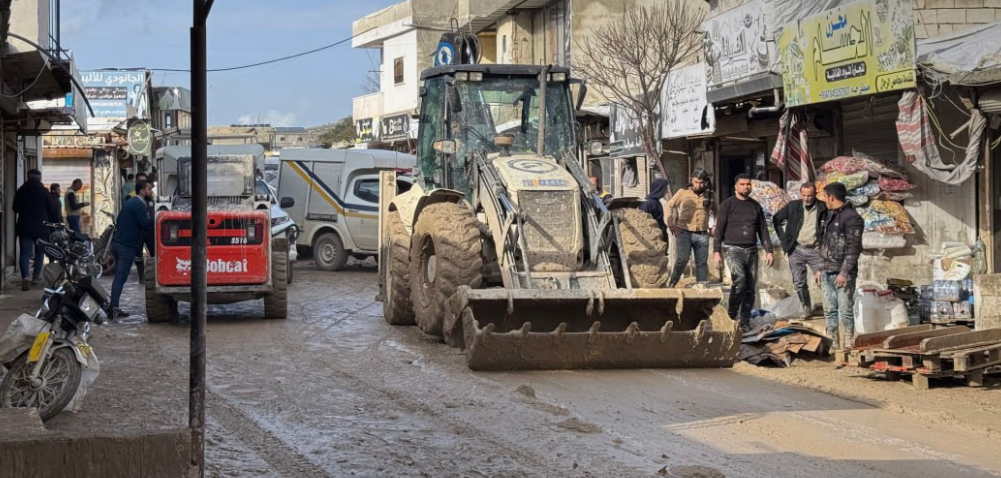 فرق الدفاع المدني تنظف الشوارع