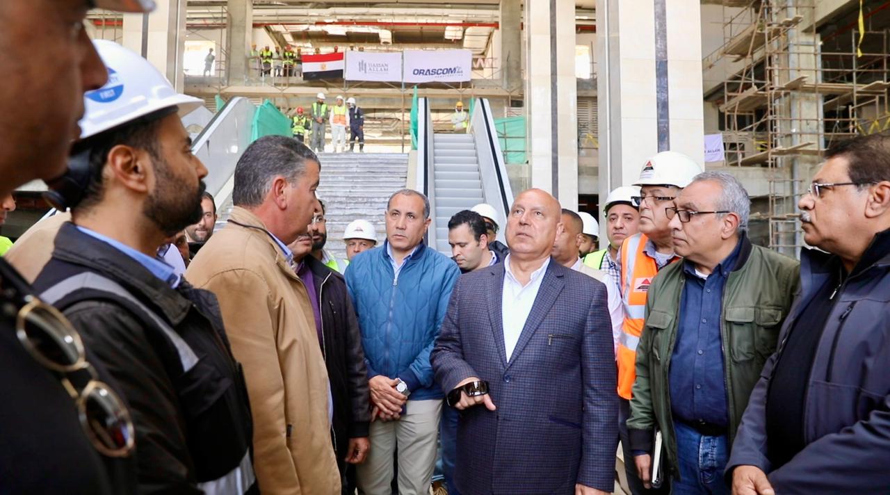 الفريق كامل الوزير يتفقد الخط الأول للقطار الكهربائي السريع من العلمين للإسكندرية (4)