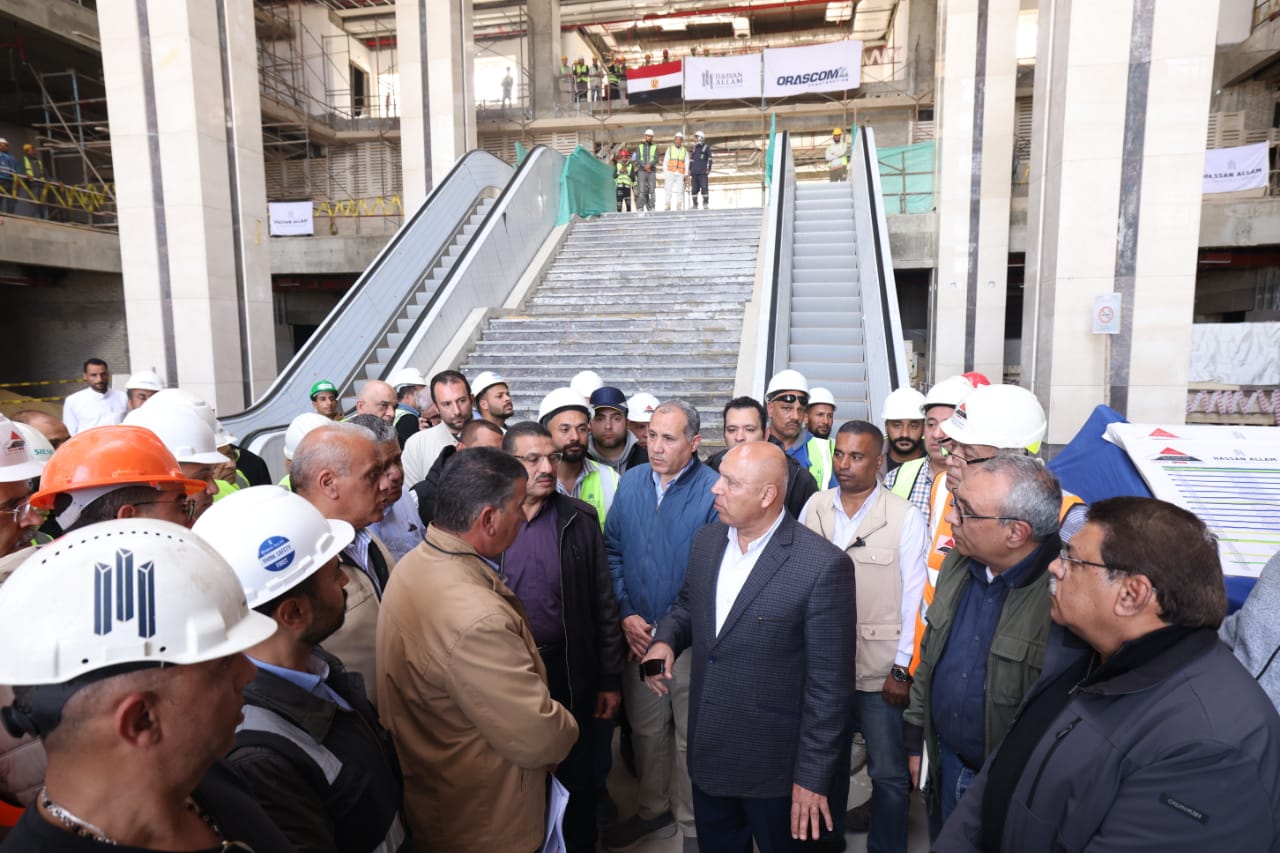 الفريق كامل الوزير يتفقد الخط الأول للقطار الكهربائي السريع من العلمين للإسكندرية (6)