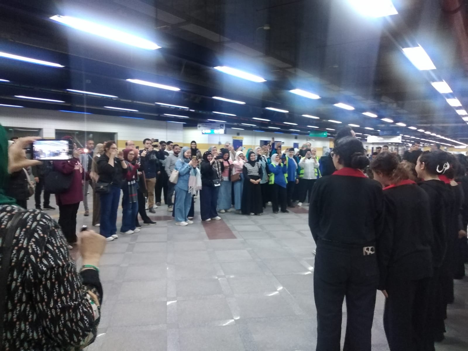 العشرات يتابعون العرض