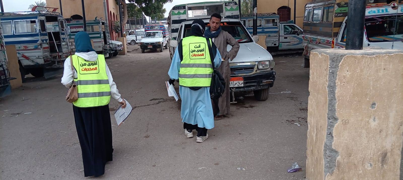 جانب من توعية السائقين بخطورة الإدمان فى الأقصر