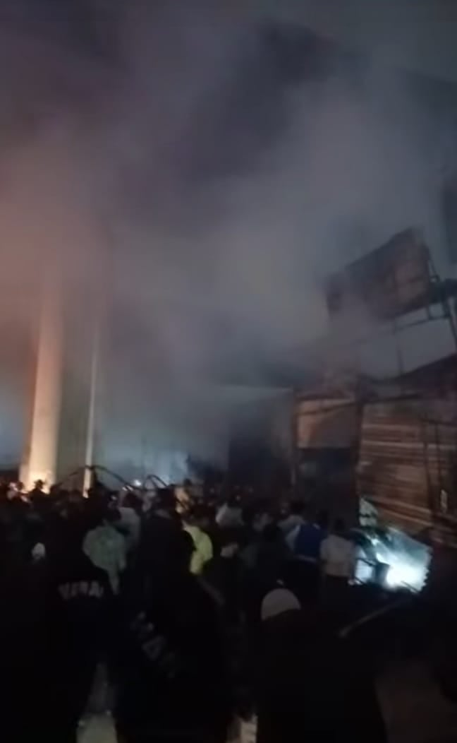 إجراء عمليات تبريد عقب السيطرة على حريق عدد من الأكشاك بالمرج.. صور