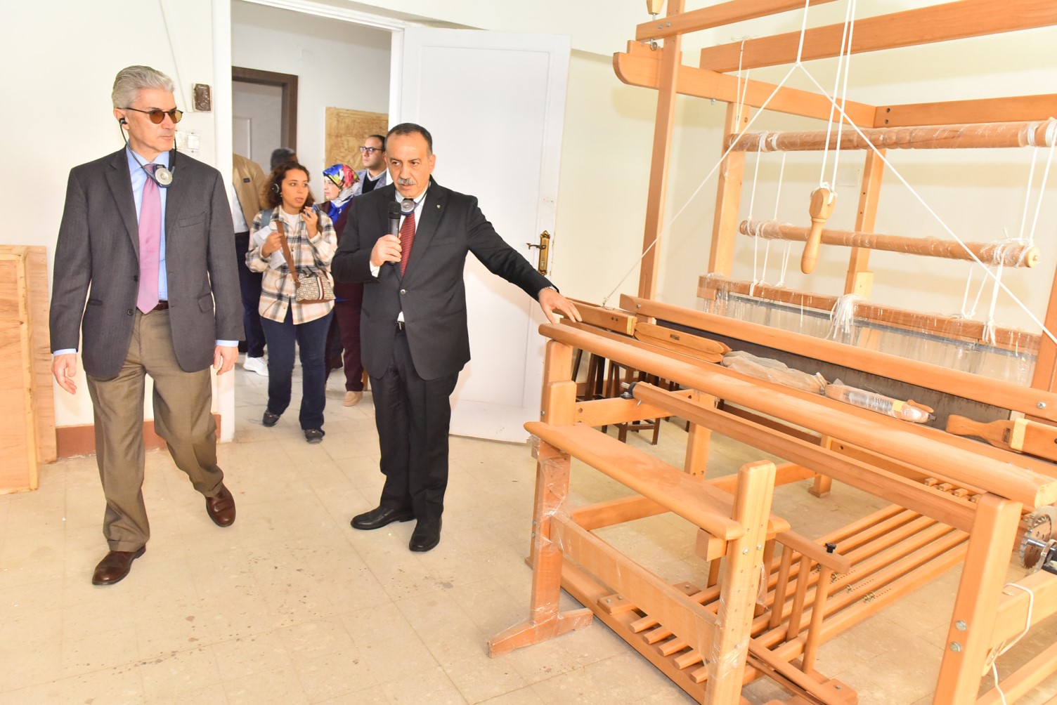 جانب من تفقد الحرف اليدوية