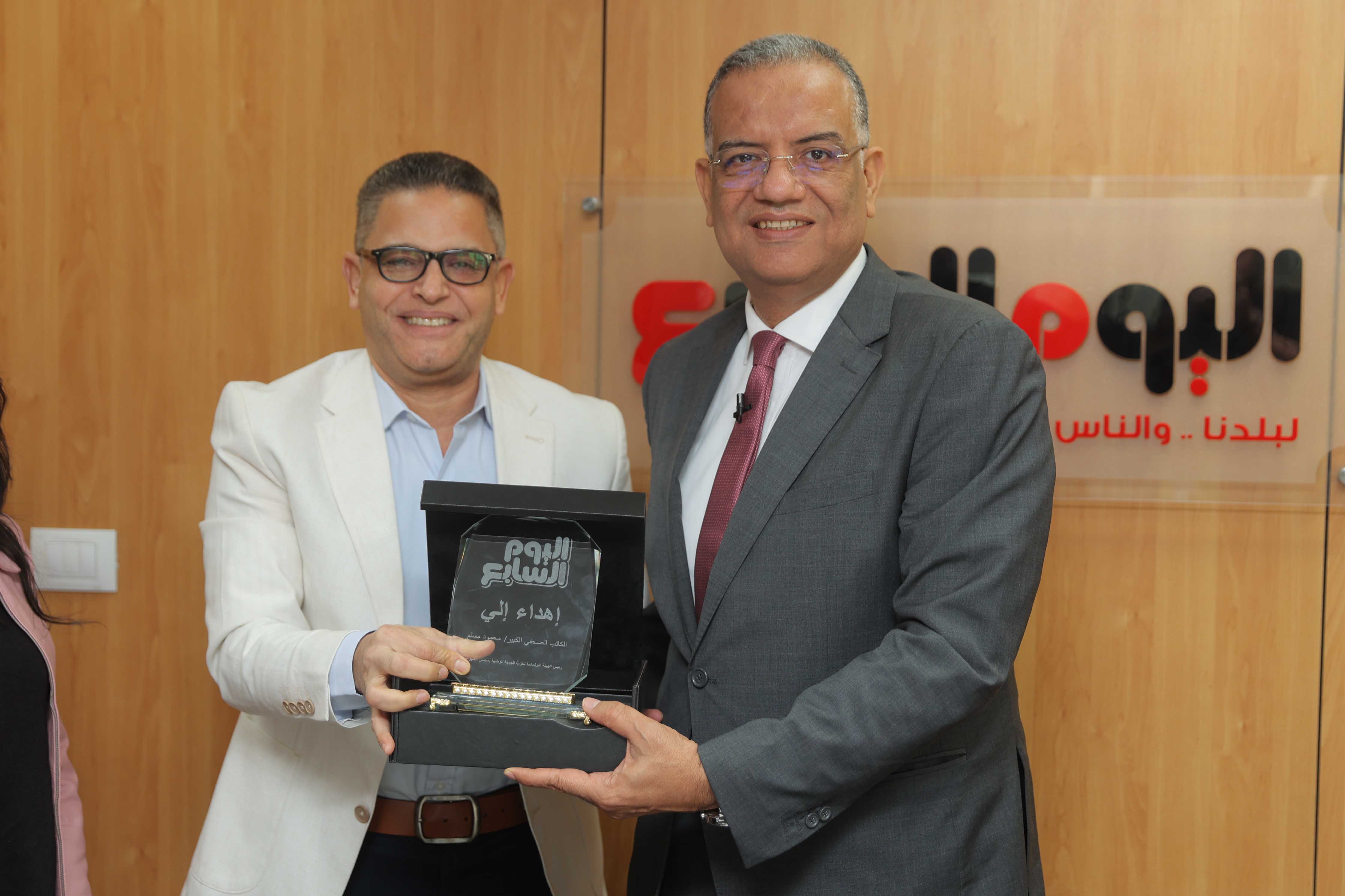 الأستاذ عبد الفتاح عبد المنعم يكرم الدكتور محمود مسلم