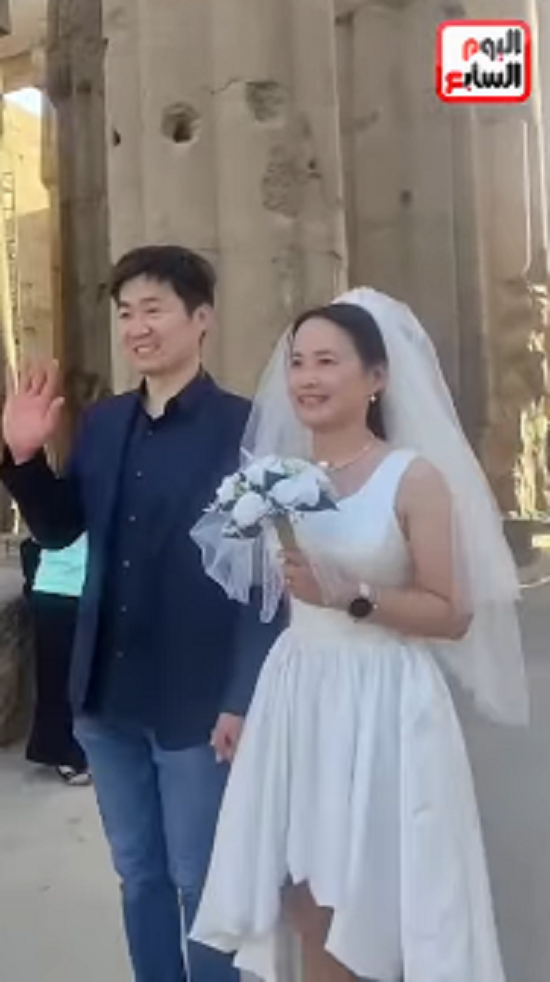 زواج شاب صيني في معبد الأقصر