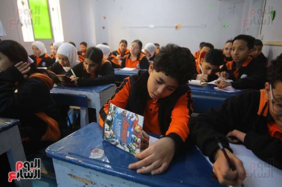 طلاب أبتدائى فى أول يوم دراسة