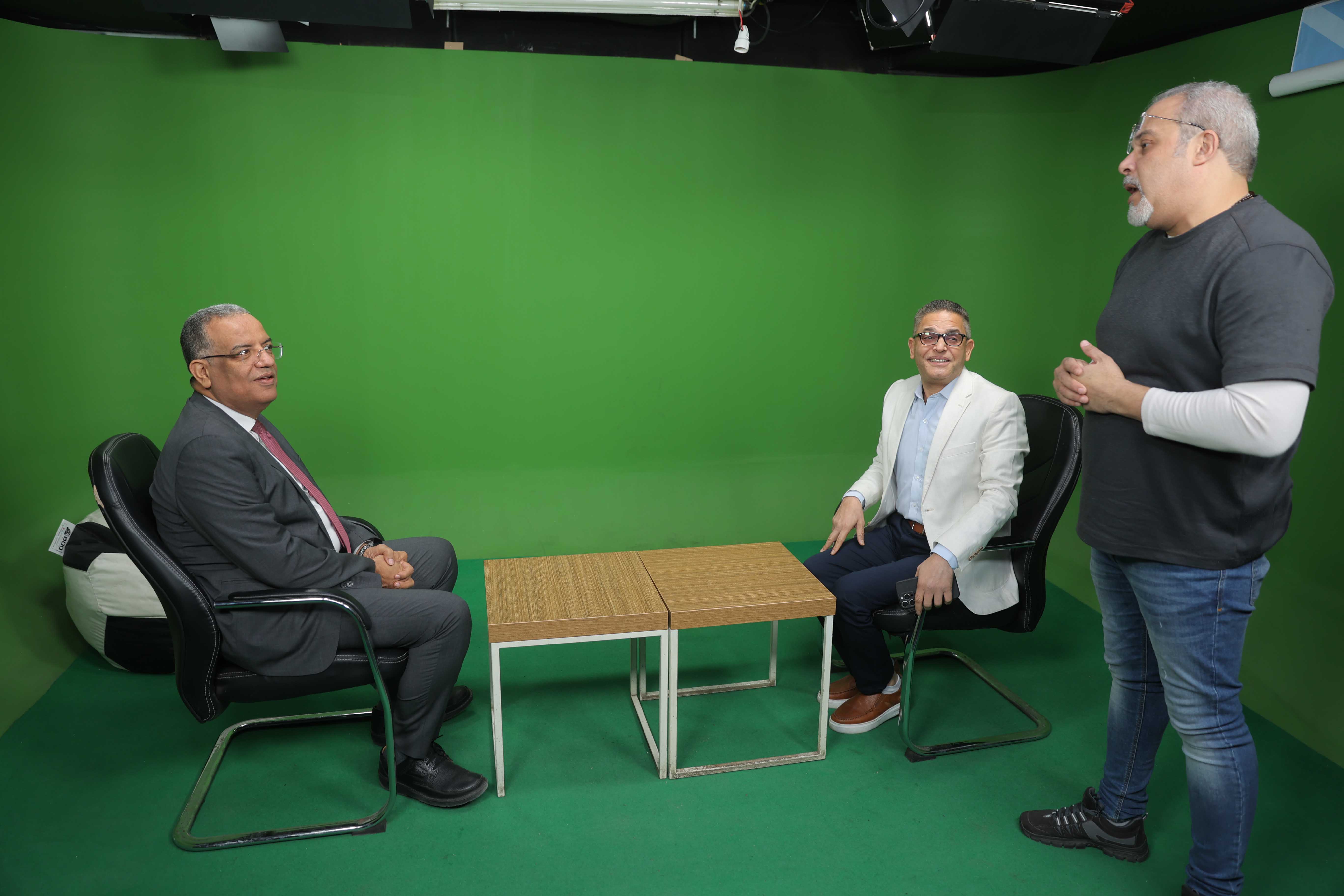 الأستاذ عبد الفتاح عبد المنعم والدكتور محمود مسلم باستوديو اليوم السابع