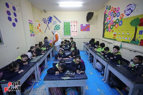 الطلاب داخل الفصول