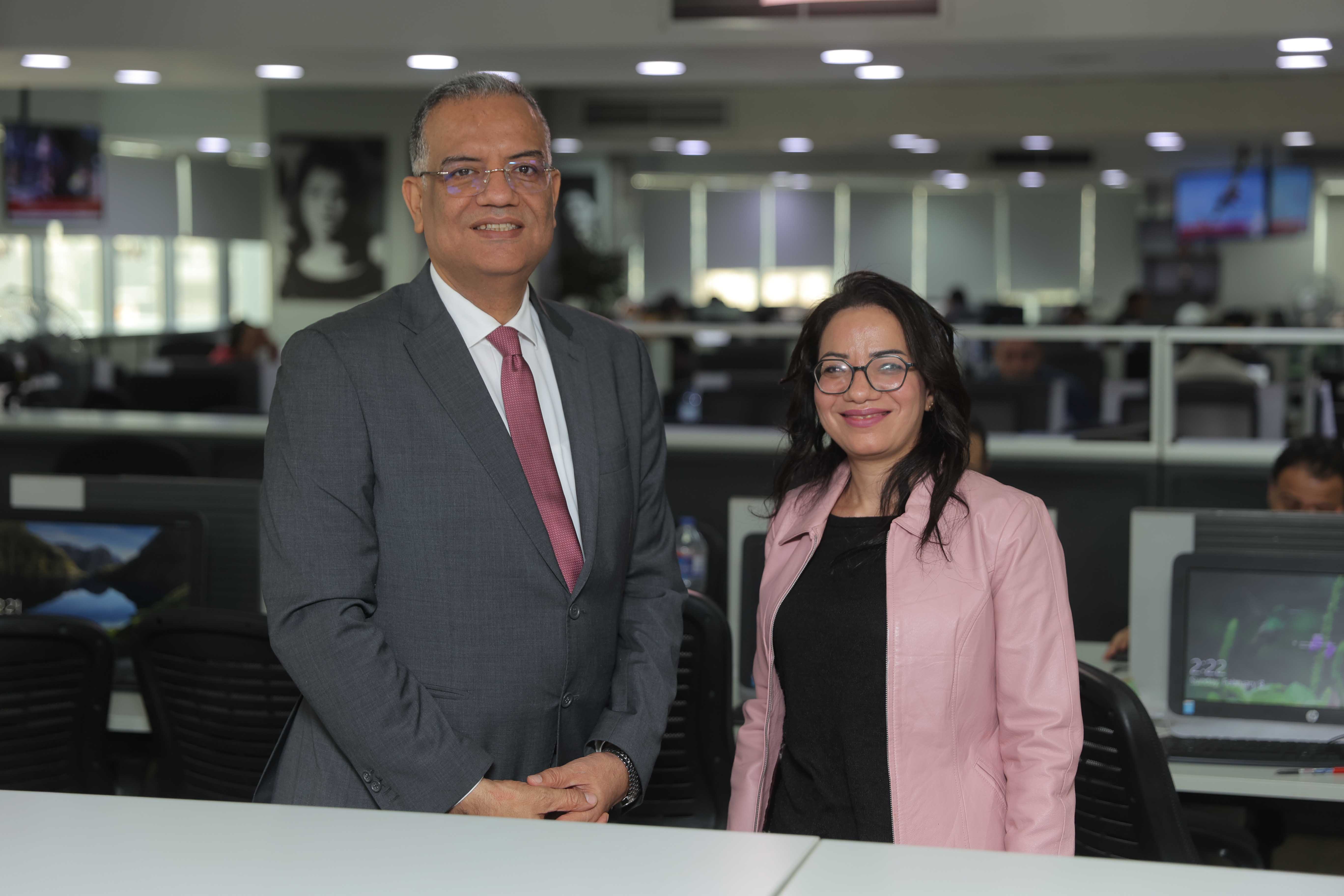 الدكتور محمود مسلم والزميلة إسراء بدر