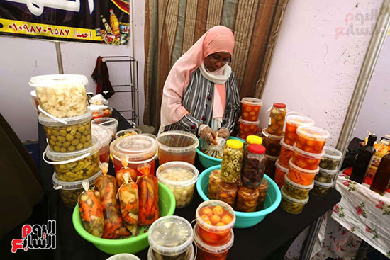 منتجات من المخللات داخل المعرض منتجات من المخللات داخل المعرض