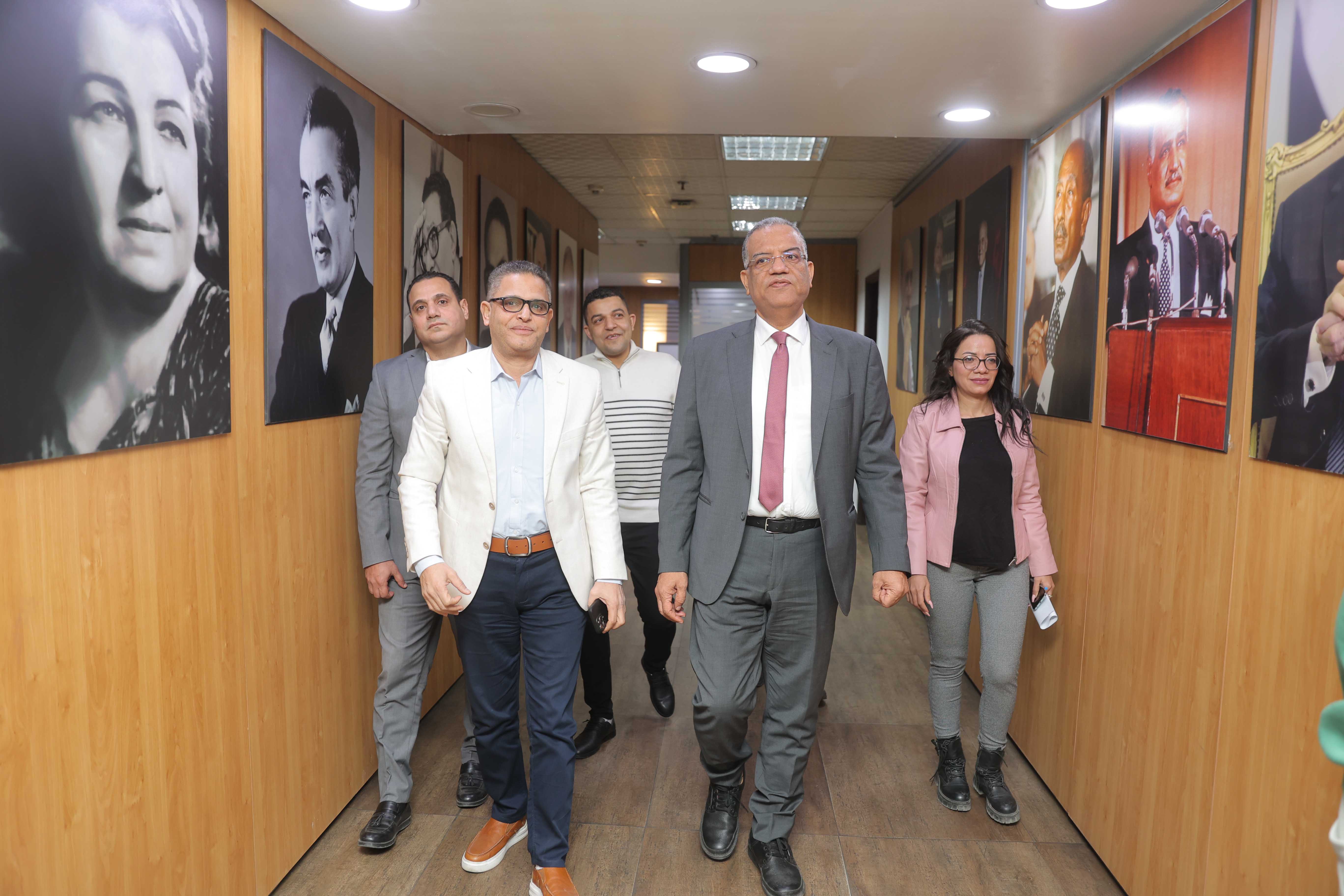 جولة للدكتور محمود مسلم بمقر اليوم السابع