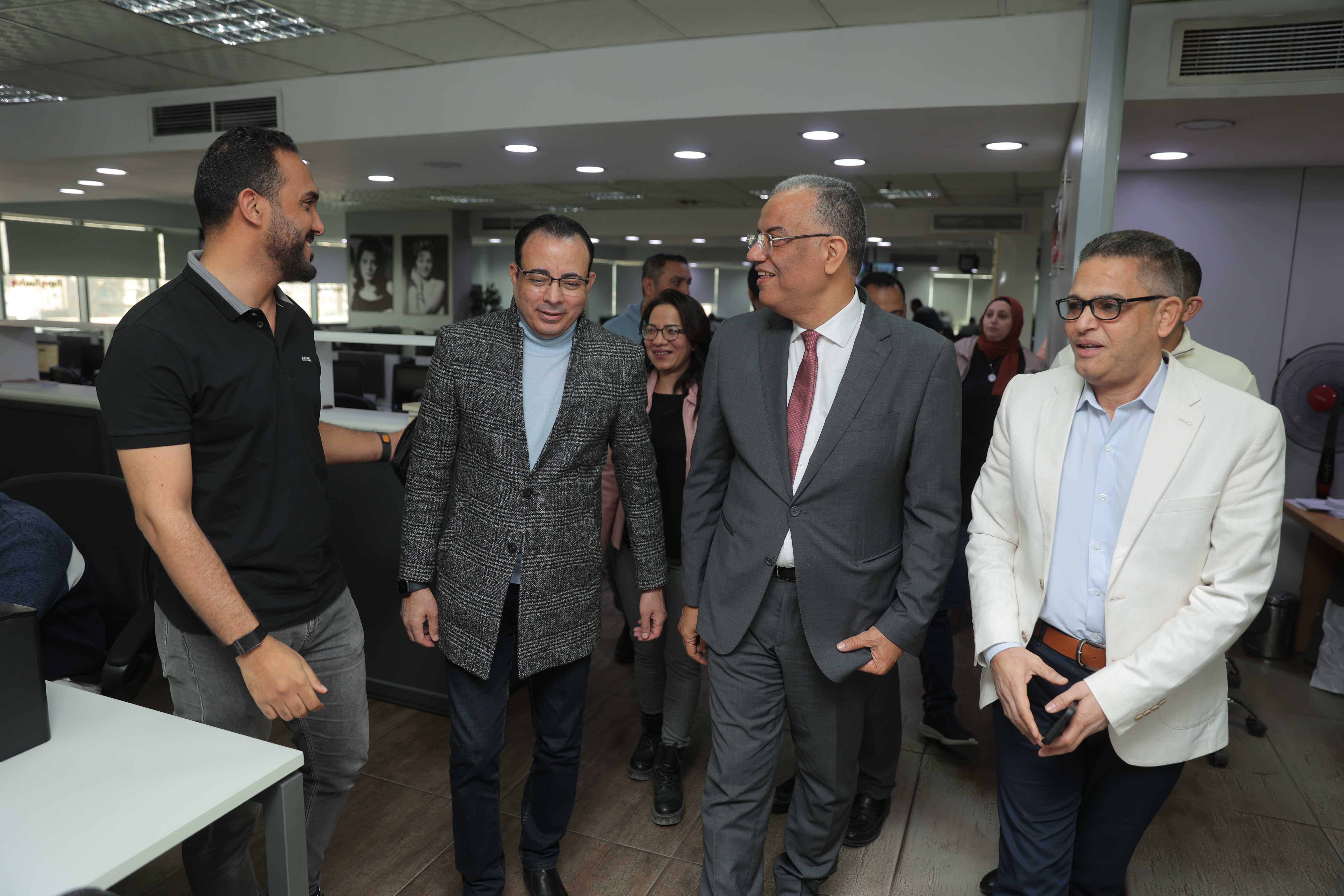 الأستاذ عبد الفتاح عبد المنعم والأستاذ دندراوى الهوارى يوضحان للدكتور محمود مسلم آلية العمل باليوم السابع