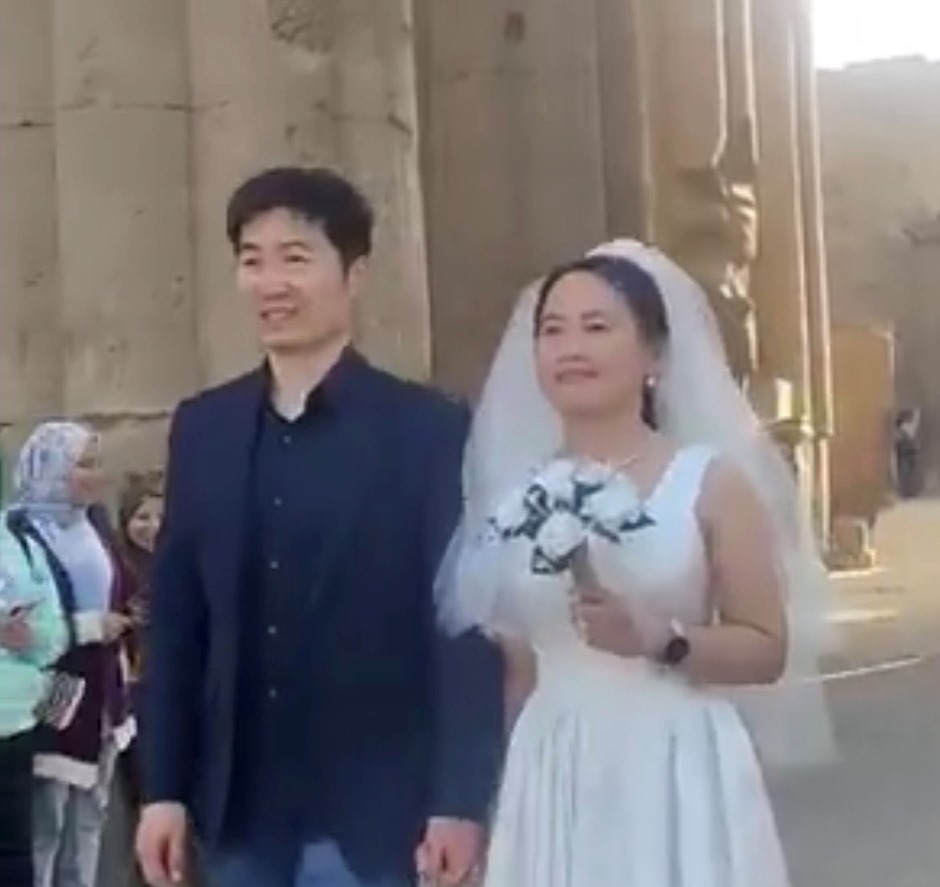 السائح الصيني وزوجته فى معبد الأقصر