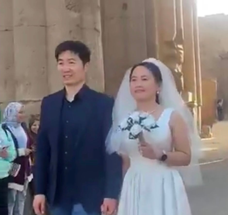 السائح الصيني وزوجته فى معبد الأقصر