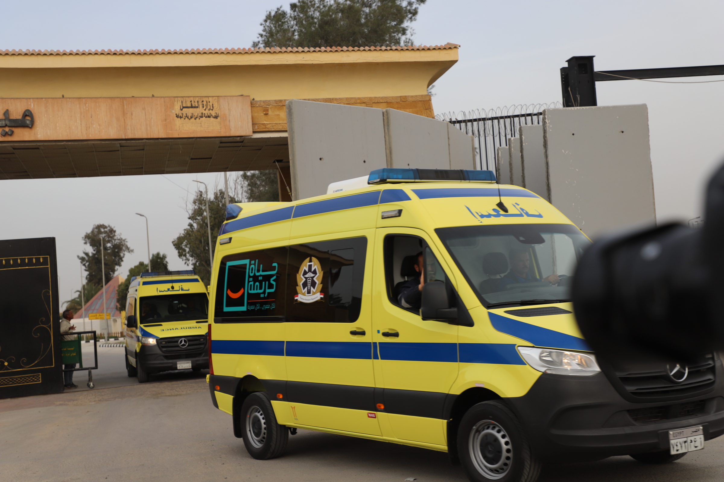 خروج مصابين من قطاع غزة باتجاه مستشفيات مصر عبر معبر رفح