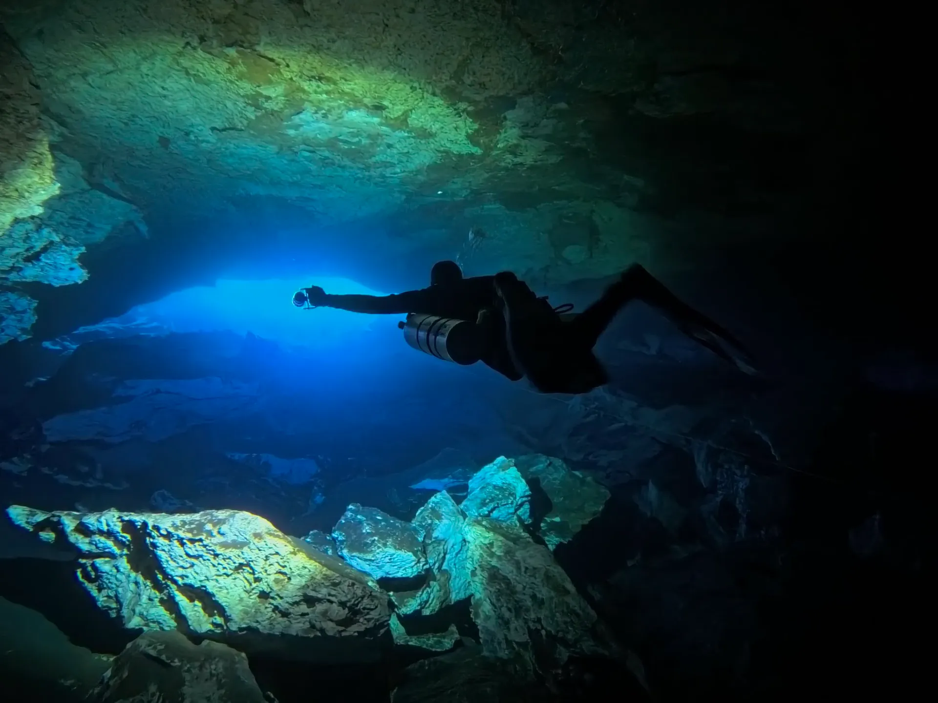 الغوص في الكهف