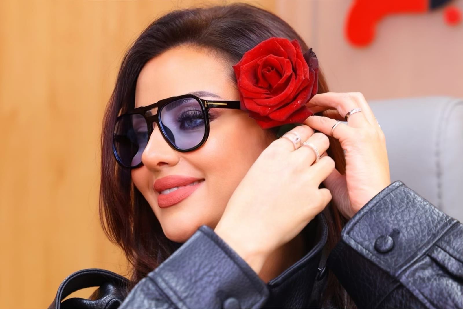 رضوى الشربيني تضع وردة حمراء