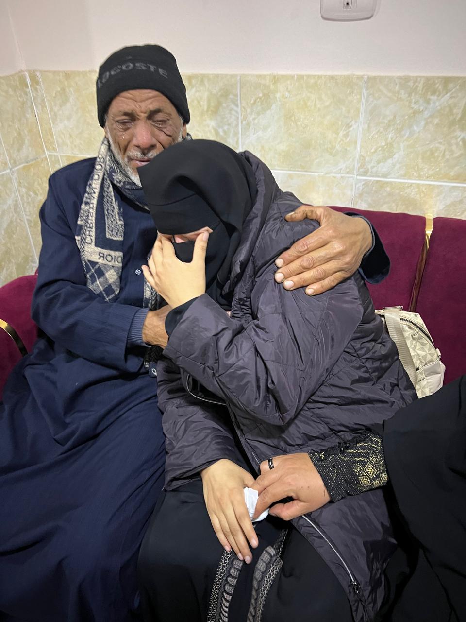 خالها يحتضنها اثناء بكاءها