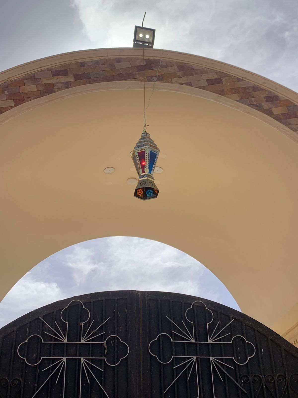 الفانوس على أبواب الكنيسة 