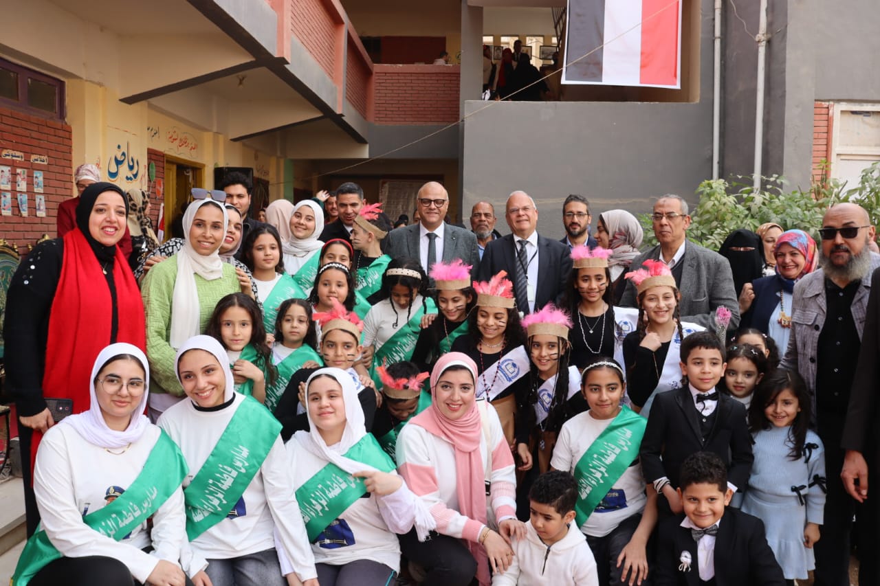 محافظ القليوبية وسفير السويد وسط الطلاب