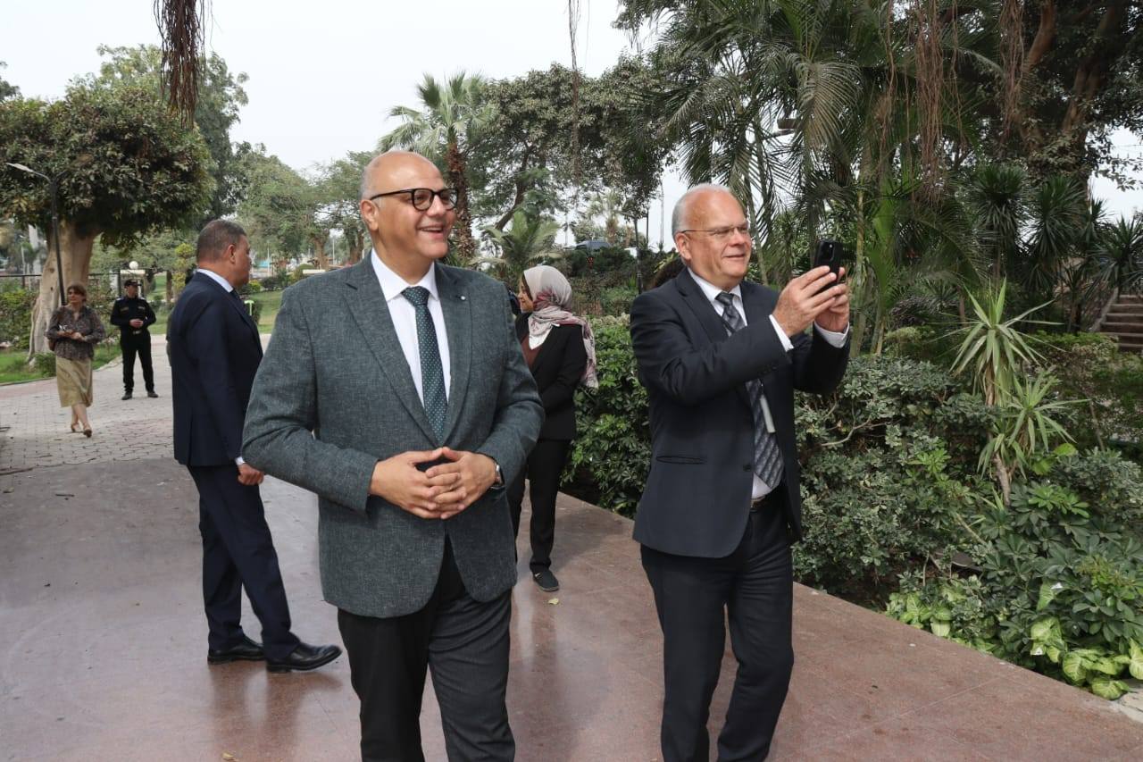 السفير يلتقط صورا تذكارية بالقناطر