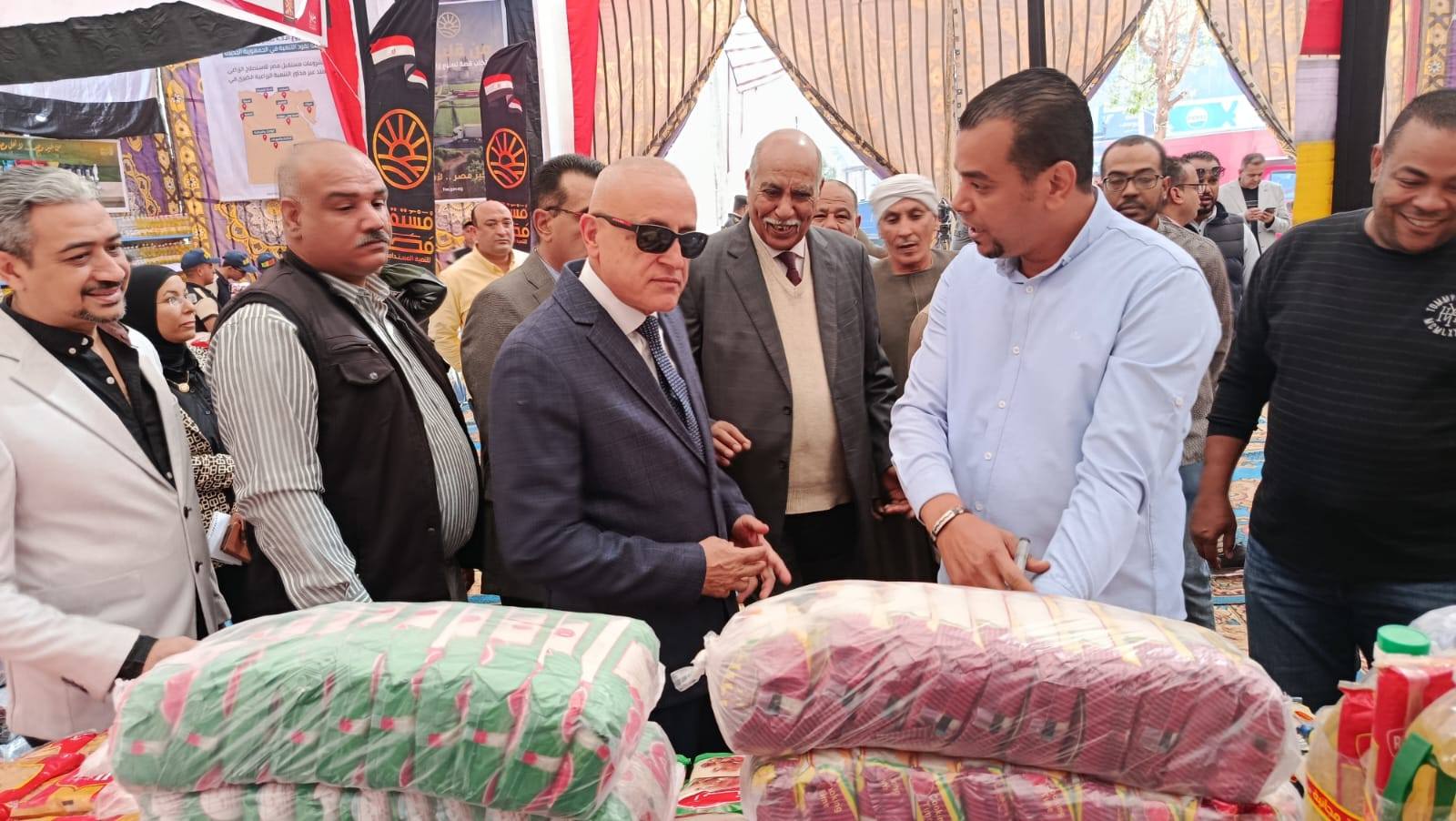 متابعة توافر السلع داخل معرض أهلاً رمضان بمدينة الأقصر