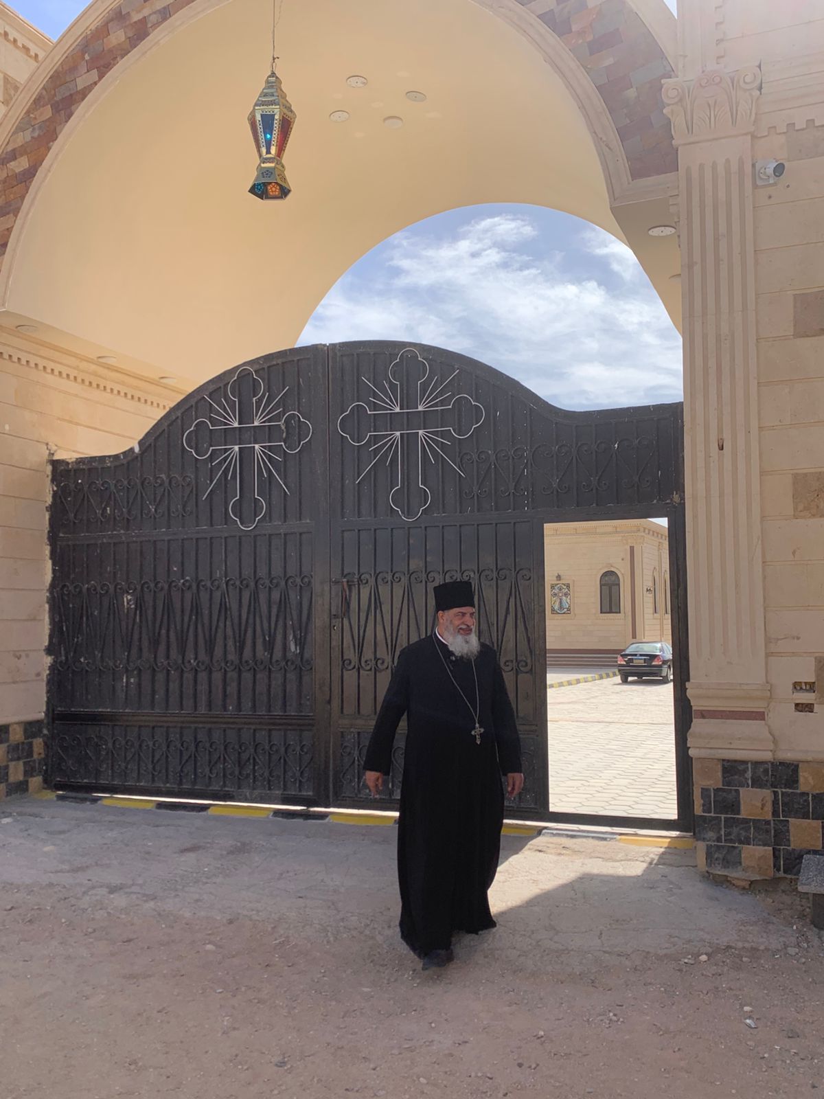 راعى كنيسة الاقباط يعلق الفانوس