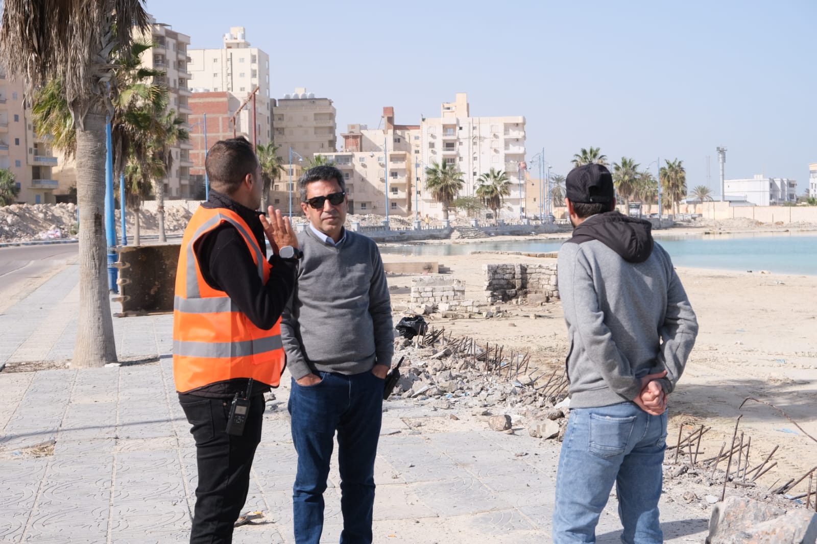 رئيس مدينة مرسى مطروح يتابع بدء تطوير الكورنيش الشرفي